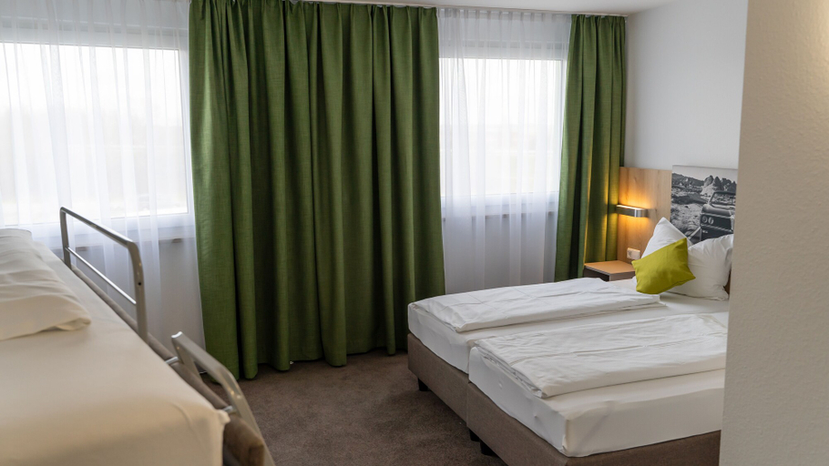 Bedroom 3, Highway Hotel, Emmendingen