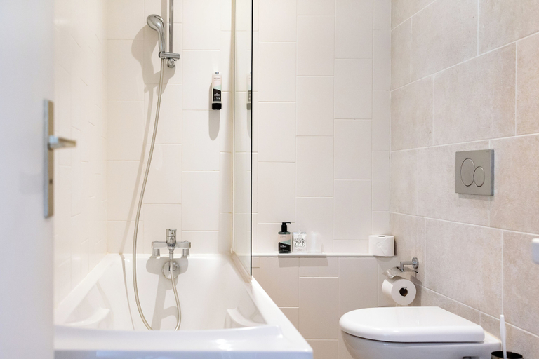 Bathroom 4, Le Saint Aubert, Manche