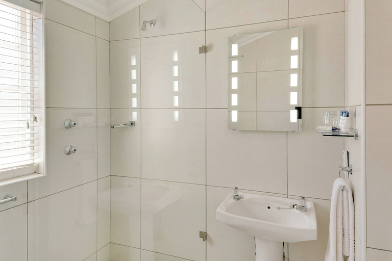 Bathroom 5, Protea Hotel by Marriott Dorpshuis & Spa Stellenbosch, Cape Winelands