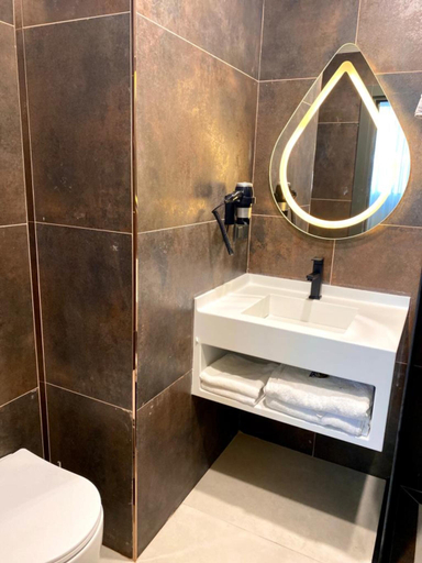 Bathroom 5, 216 Ruby Suite, Kartal