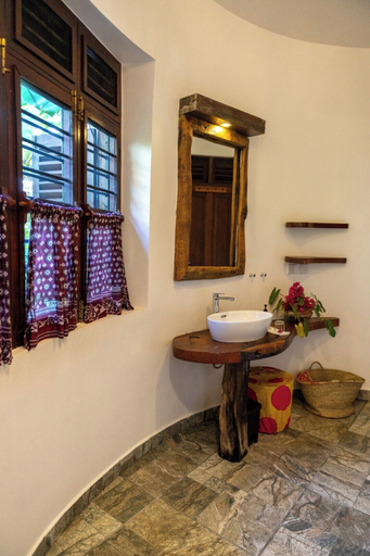 Bathroom 4, Villa Juliana, Kusini