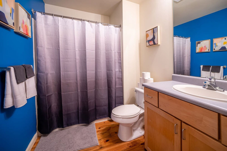 Room 2, 2 Bedroom Apartment with Large Patio, Hammocks, Durham