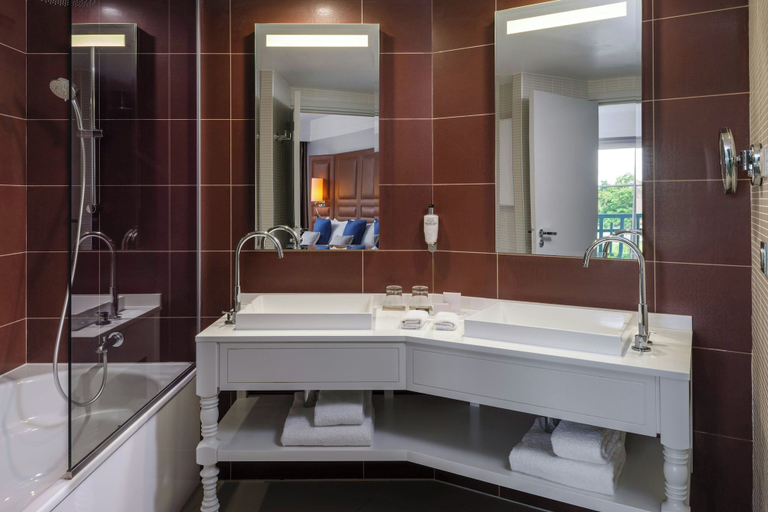 Bathroom 5, Renaissance Paris Hippodrome De St. Cloud Hotel, Hauts-de-Seine