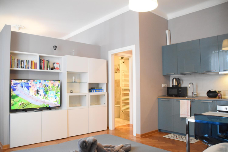 Others 5, Residence Montanelli, Trieste