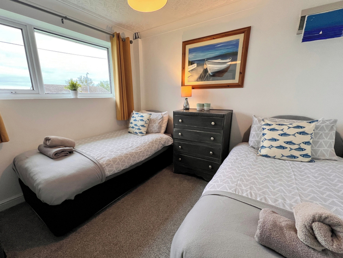 Room 5, 2 Bed Family Bungalow, Wifi, Parking, Garden, Dogs, Anglesey