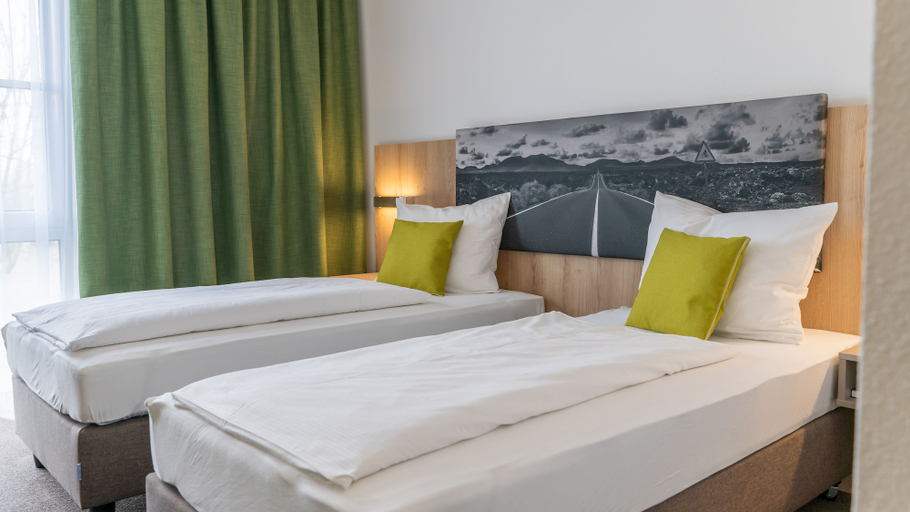 Bedroom 3, Highway Hotel, Emmendingen