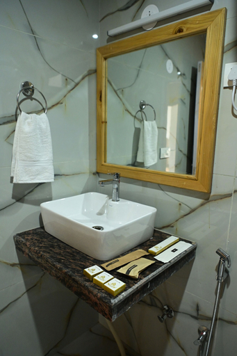Bathroom 5, Nirvana Hills, Kullu