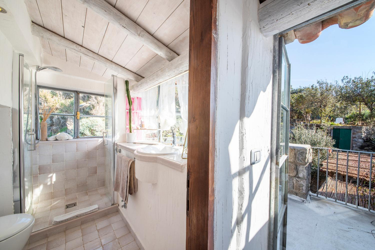 Bathroom, Villa Gio Punta Caruso, Napoli