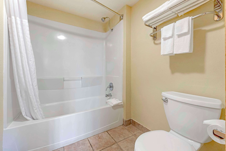 Bathroom 4, Quality Inn Ashland - Lake Superior, Lake Superior