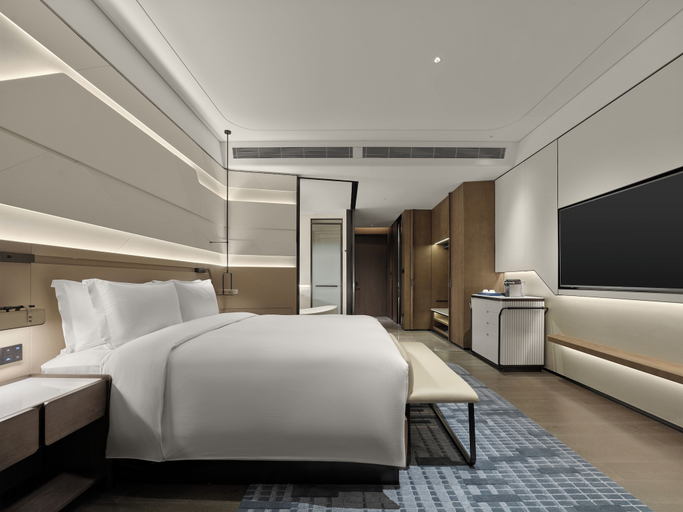 Bedroom 3, Hilton Shanghai Hongqiao International Airport, Shanghai