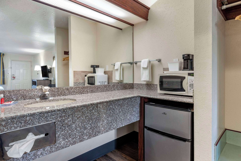 Others 4, Econo Lodge Portland Airport, Multnomah