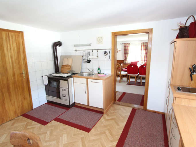 Others 4, Cozy Chalet in Bramberg am Wildkogel with Sauna near Ski Lift, Zell am See