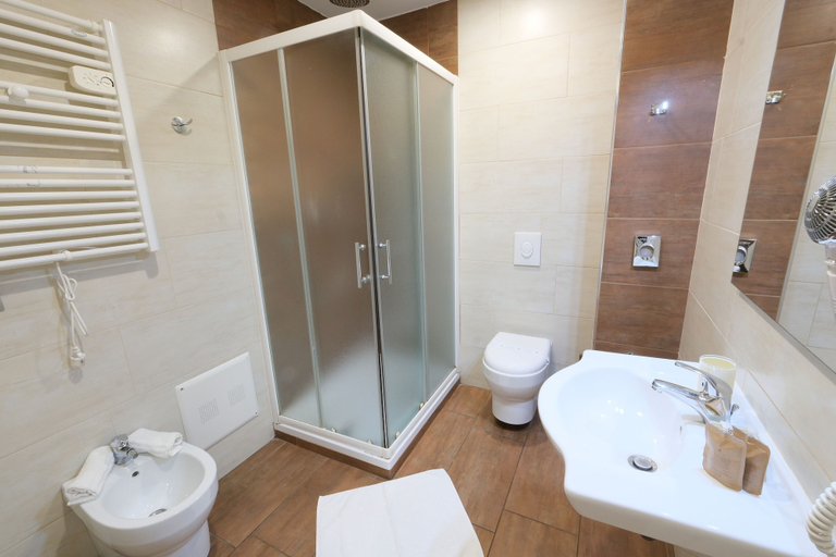 Bathroom 5, Hotel Giacosa, Milano