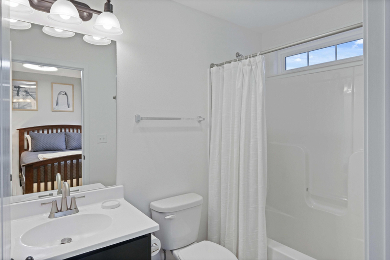 Bathroom 4, Eddie`s Hideaway #4, La Salle