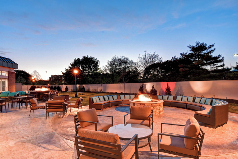 Food & Drinks 5, Courtyard by Marriott Long Island Islip/Courthouse Complex, Suffolk