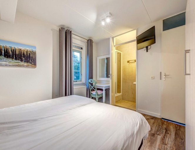 Room 3, Restyled Thatched Villa Near the Sea in Cosy Domburg, Veere