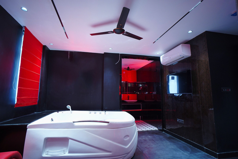 Bathroom 4, Orsom Stays Sassy - Sector 42, Gurgaon