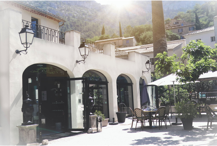 Exterior & Views
