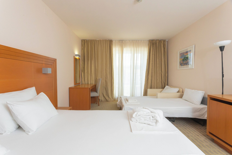 Bedroom 3, Family Hotel La Luna, Novalja