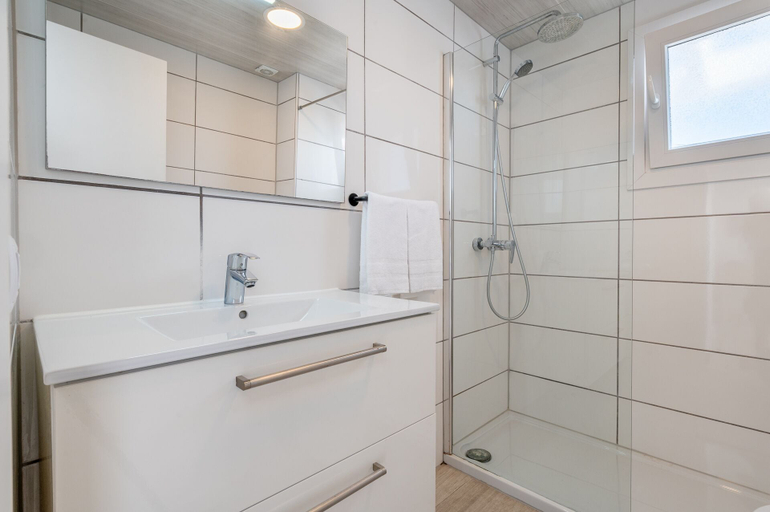 Bathroom 4, Orange Colom Seaside Apartments, Baleares