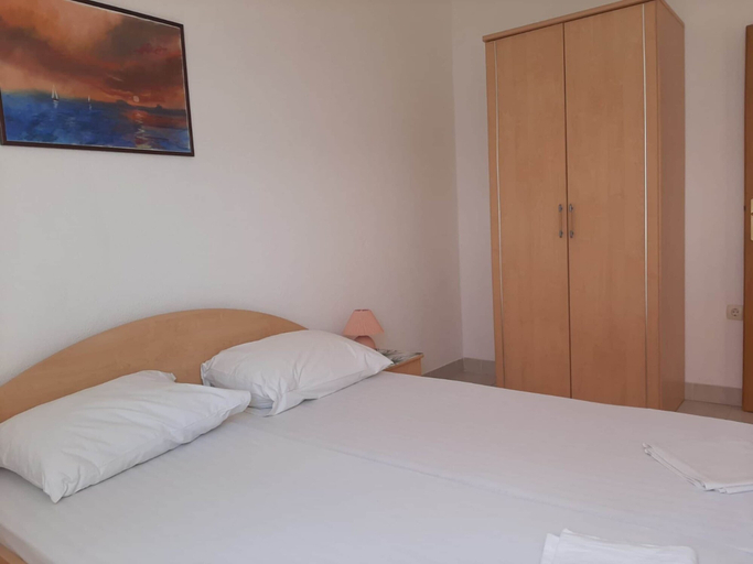 Bedroom 4, Sea-view Holiday Home in Okrug Gornji With Balcony, Okrug