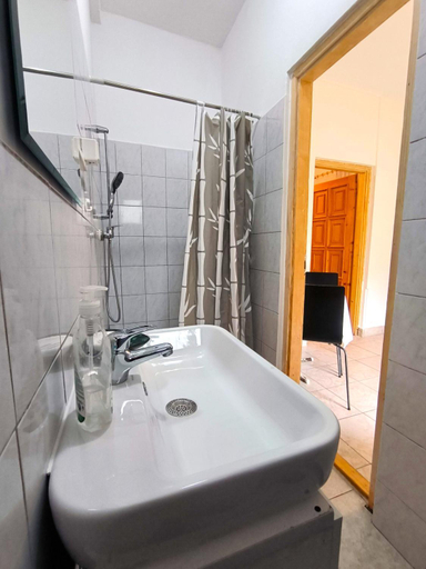 Bathroom 4, Caesar Residence, Budapesti