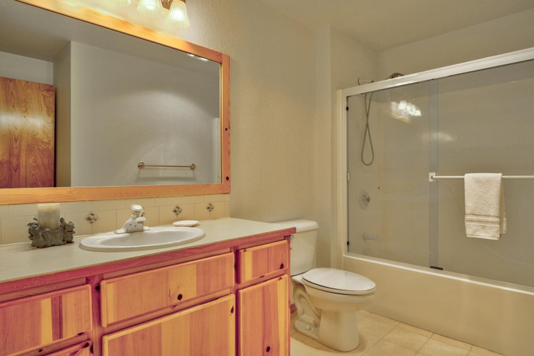 Bathroom 4, Coyote Lane 15, Deschutes