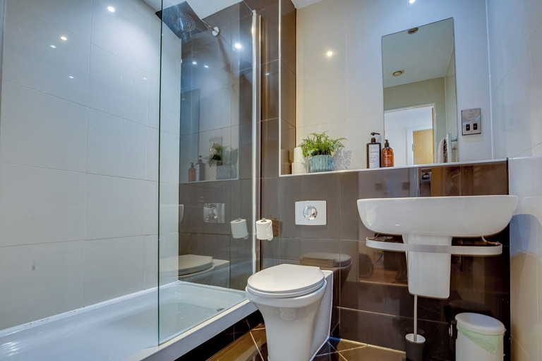 Bathroom 2, Sheffield 3rd fl City Studio Apartment, Sheffield