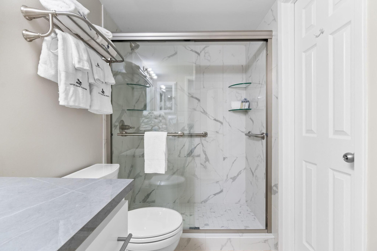 Bathroom 4, Phoenix VII 907, Baldwin