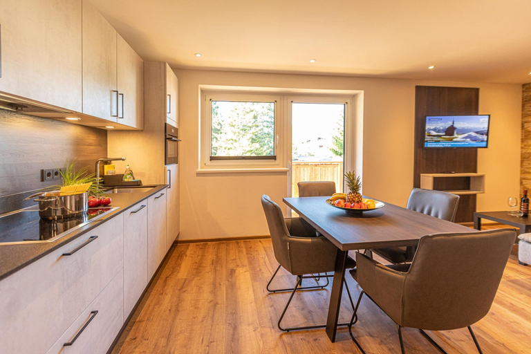 Room 4, Tevini Boutique Suites - Apartment Earth, Zell am See
