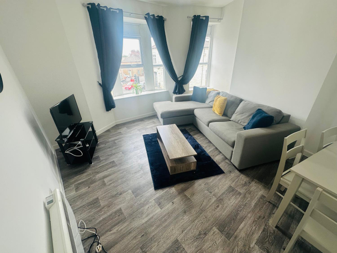 Others 2, Cardiff flat 3 mins to city centre sleeps up to 6, Cardiff