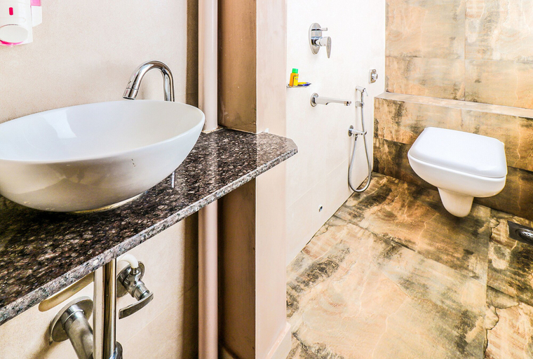 Bathroom 4, FabHotel Aksa International, Mumbai Suburban
