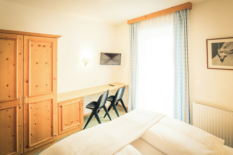 Bedroom 2, Posthotel Lechtal, Reutte