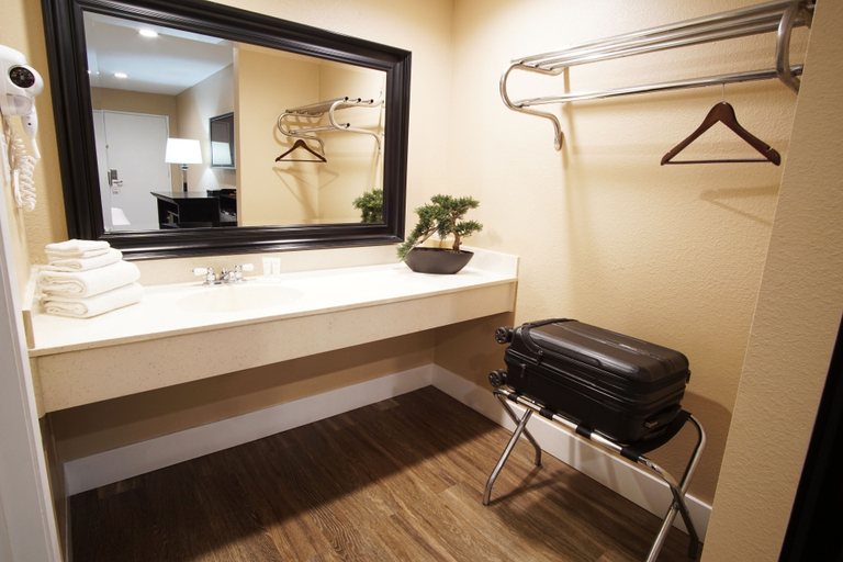 Bathroom 3, Dixie Orange County Hotel, Orange
