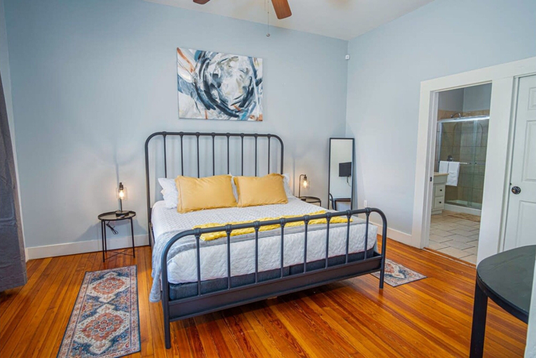 Bedroom 2, Stunning 3BR 2BA Haven in Downtown s Heart, Bexar