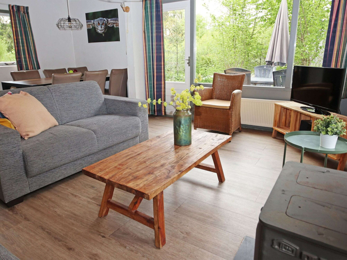 Living room 2, Detached Bungalow With Fireplace, in Appelscha, Ooststellingwerf