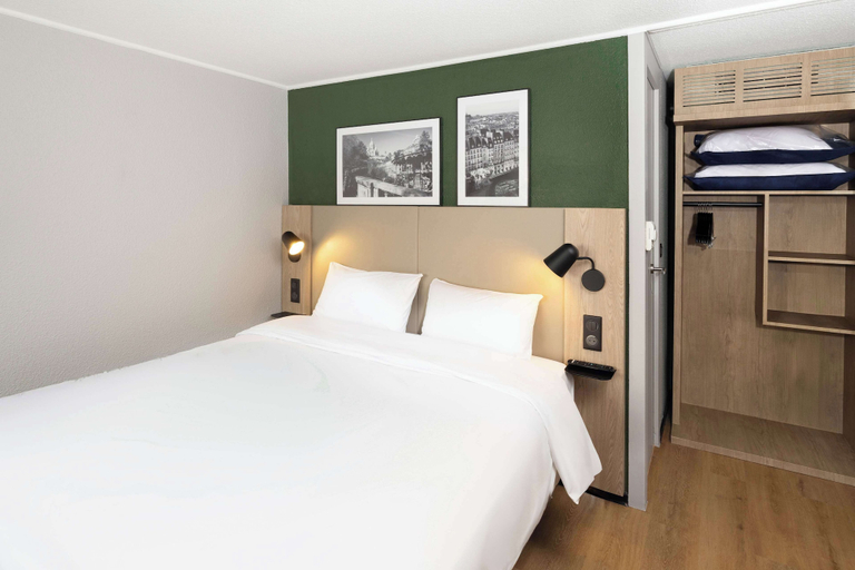 Bedroom 2, Campanile NATURE - Cergy Saint Christophe, Val-d'Oise