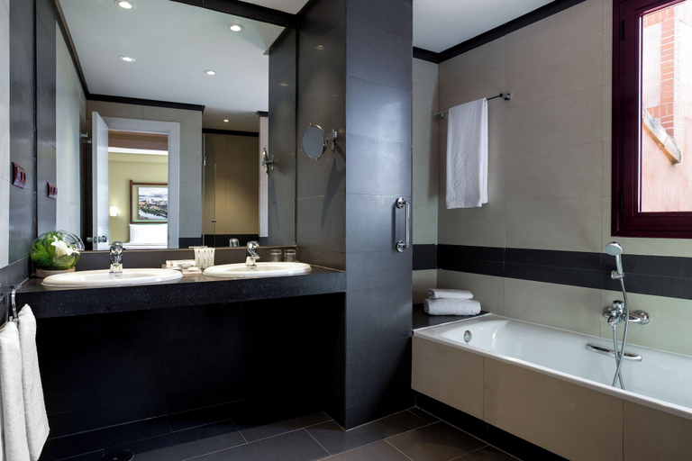 Bathroom 5, Dorma Layos Golf, Toledo