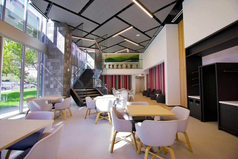 Food & Drinks 5, Modern High-Rise Condo with Pool/Gym, in Central DT MIAMI!, Miami-Dade