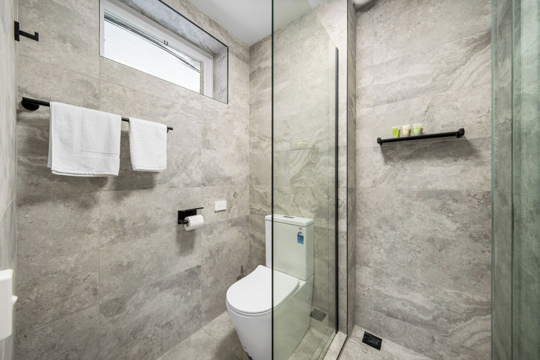 Bathroom 4, Kingsway Motel Geelong, Newtown