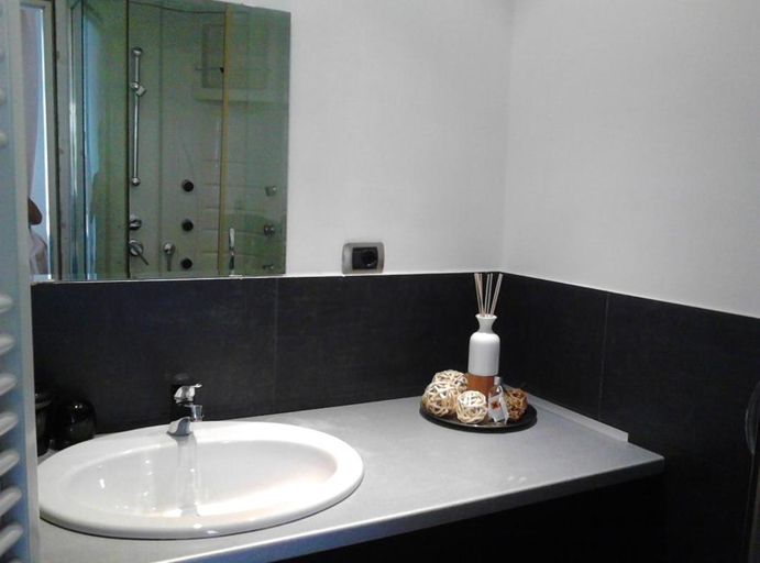 Bathroom 3, Sistine Chapel suite apartment, Roma