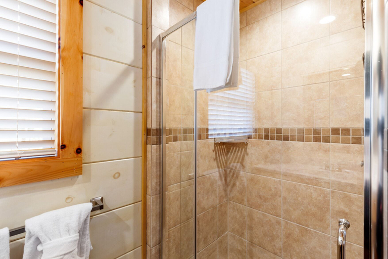 Bathroom 3, Countryside Comfort By Ghosal Luxury Lodging, Sevier