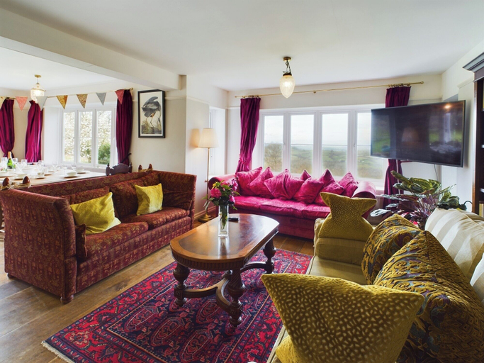 Living area 3, Countryside Retreat - 6 Beds - Hot Tub - Groups, Monmouthshire