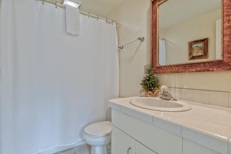 Bathroom 4, Jackpine Lane 8, Deschutes