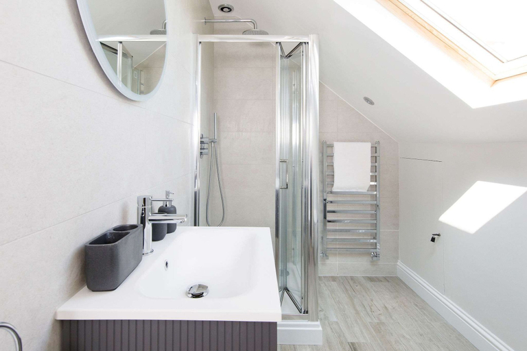Bathroom 4, Beach House for 10 With hot tub Garden, West Sussex