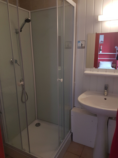 Bathroom, Auberge de Jeunesse HI Chamrousse, Isère