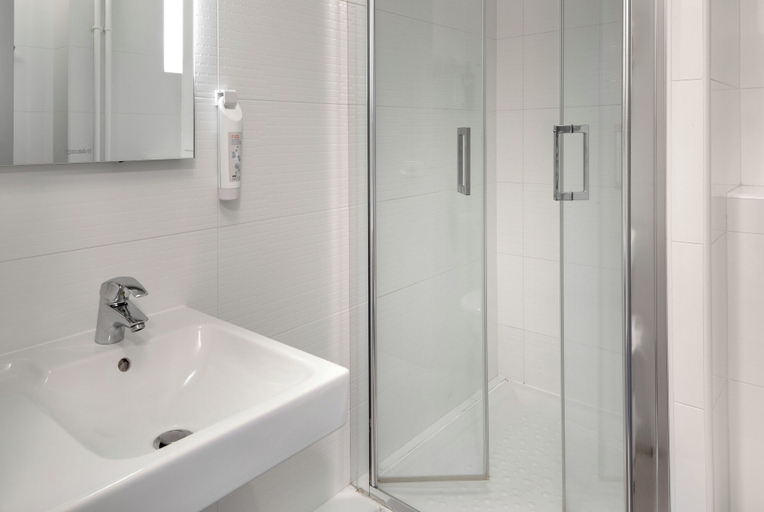 Bathroom 5, ibis Styles Clermont-Ferrand Gare, Puy-de-Dôme