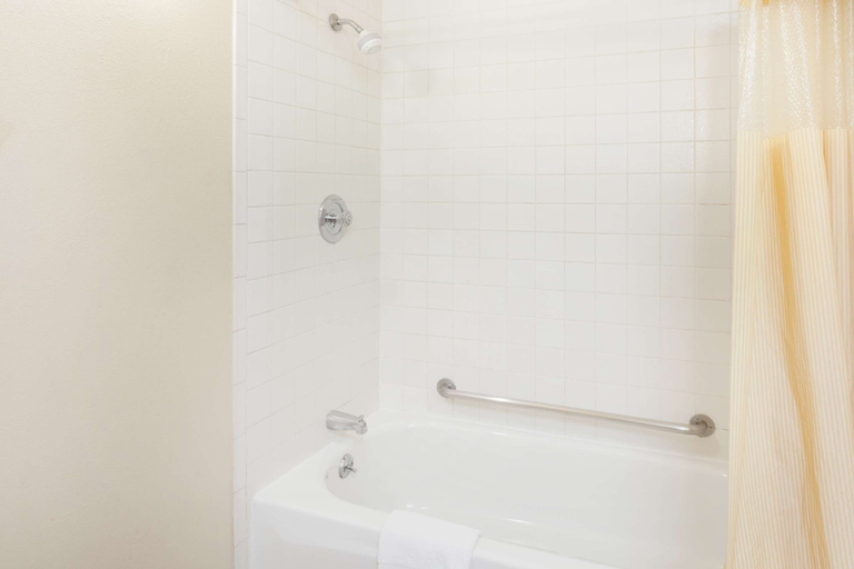 Bathroom 4, Days Inn by Wyndham Barstow, San Bernardino