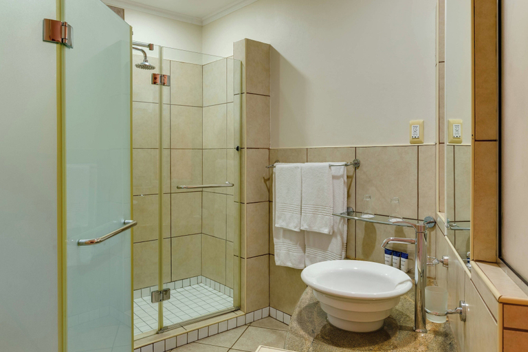 Bathroom 4, Protea Hotel by Marriott Umfolozi River, Uthungulu