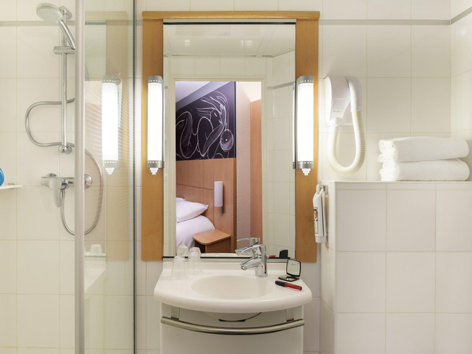 Bathroom 4, ibis Paris Gare de Lyon Diderot 12eme, Paris